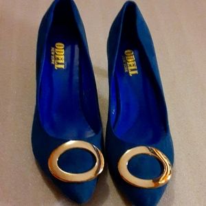 ODELL NEW YORK BLUE SHOE WITH GOLD BUCKLE IN FRONT IN SIZE 10 AND 1 INCHES HEELS